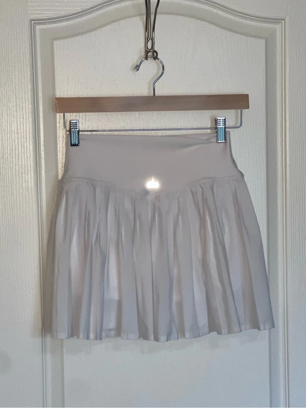 ALO YOGA White Pleated Mini Skirt with Elastic Banded Waist Sz Medium